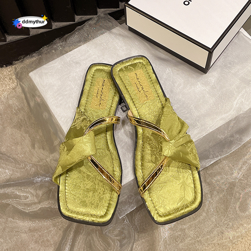 Chinese flat bottomed sandals women in the summer of 2024, new style for external wear anti slip square head cross over 100 pairs, paired with a skirt