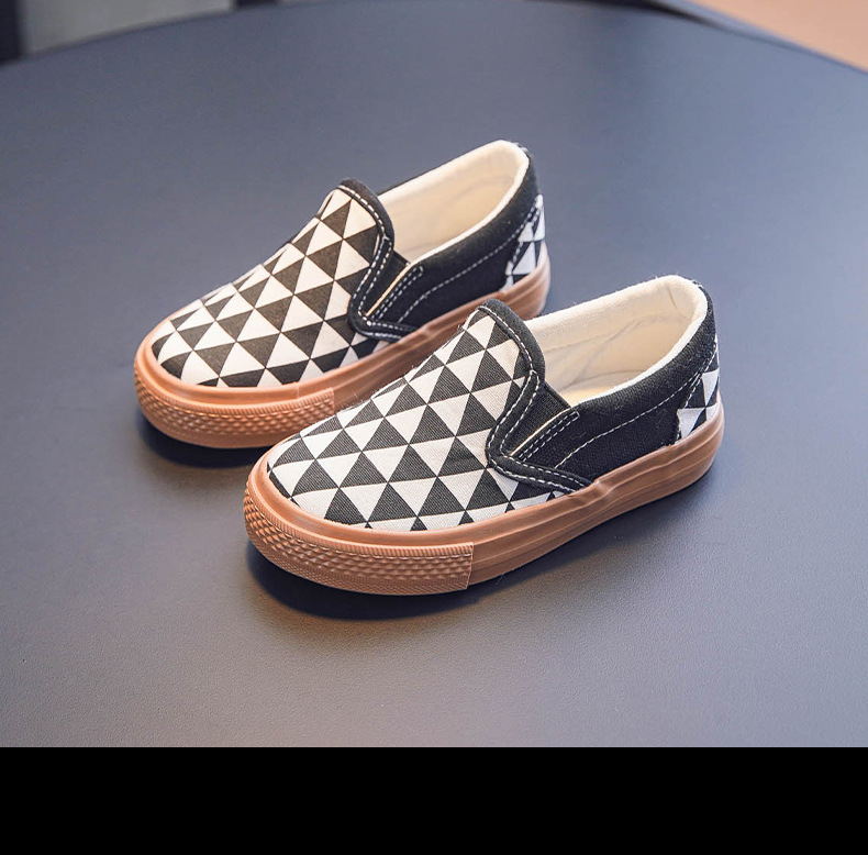 Children's canvas shoes, sneakers and small white shoes for boys and girls Kindergarten indoor shoes with magic tape and slip-on design White sho