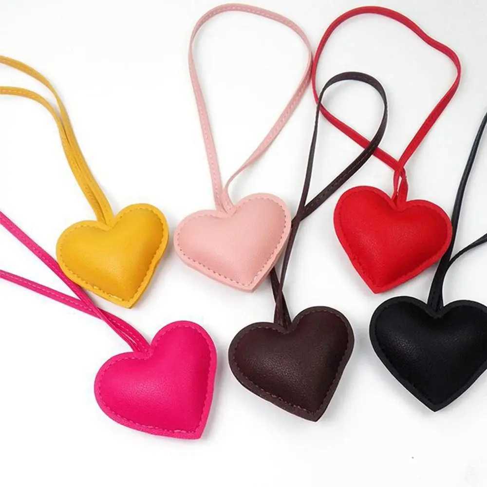 Multi-color PU Leather Heart Keychain Love Cartoon PU Leather Hanger 14 Colors Fashion Bag Pendant Bag OrnamentXJ250319