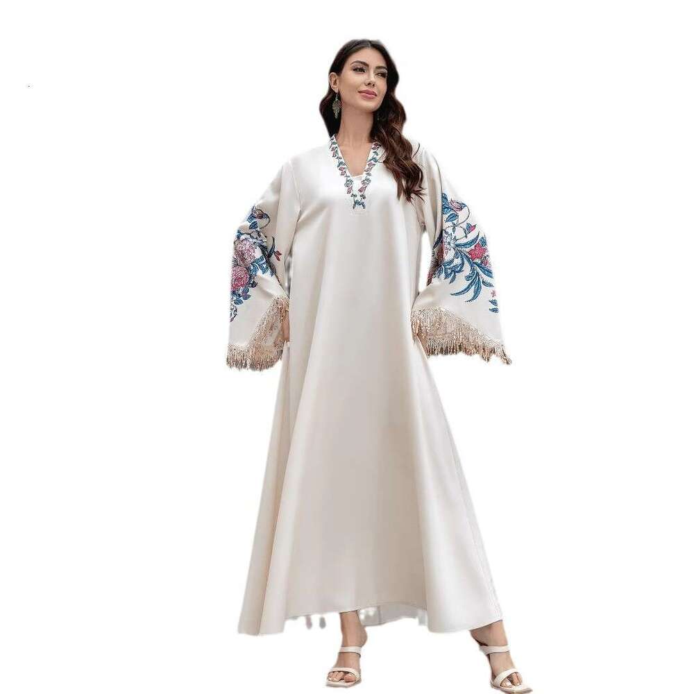 Sw0916 Muslim Women's Robe V-Neck Embroidered Tassel Style Arab Dress Abaya