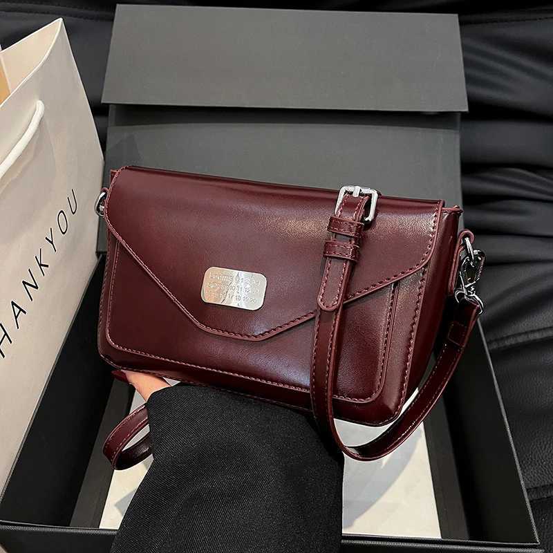 Luxurious and cumbersome daily use - a retro and inspiring messenger wallet with minimalist designer details Y250319