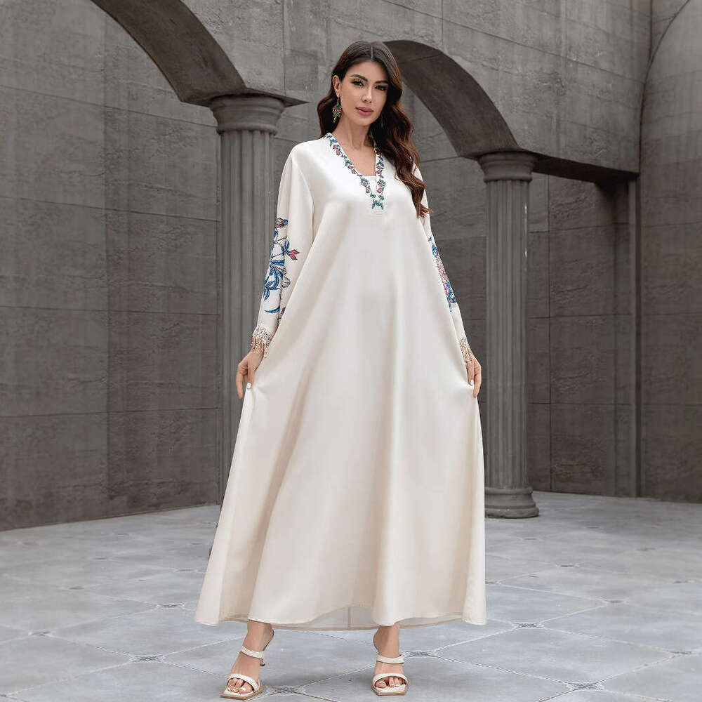 Sw0916 Muslim Women's Robe V-Neck Embroidered Tassel Style Arab Dress Abaya
