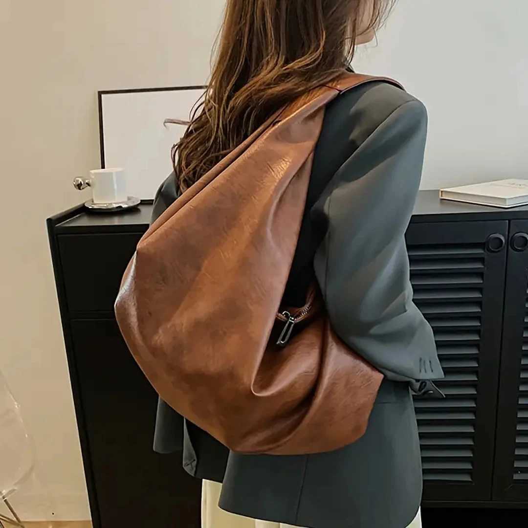 Large capacity underarm shoulder bag for womens new casual and minimalist dumpling bag fashionable and versatile commuting bag Y250319
