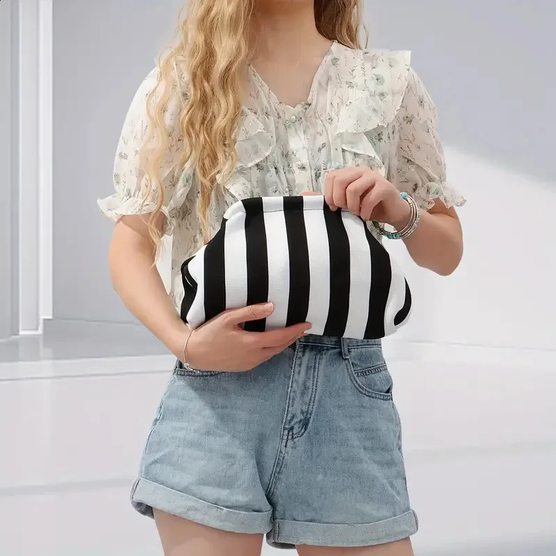 Summer beach clutch bag womens crocheted handbag wallet knitted garbage pleated cute cloud leisure color lock 250317