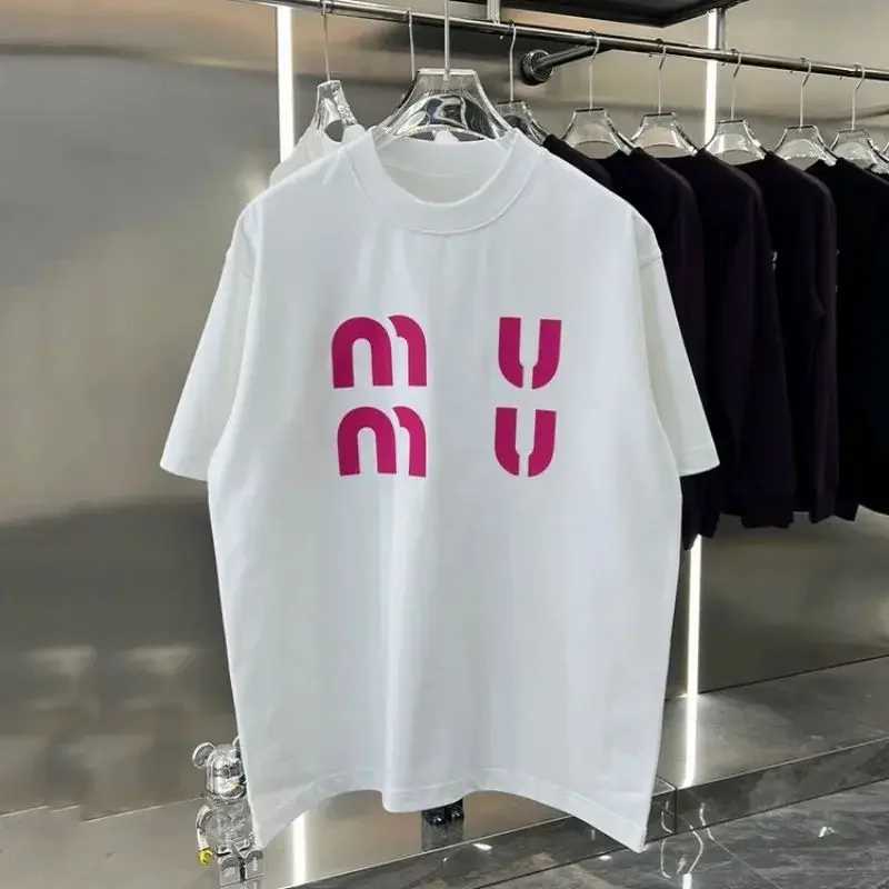 Summer Miu Wind short sleeved T-shirt made of pure cotton with loose letter printing on mens and womens chest exploding with new fashion brandsT250319