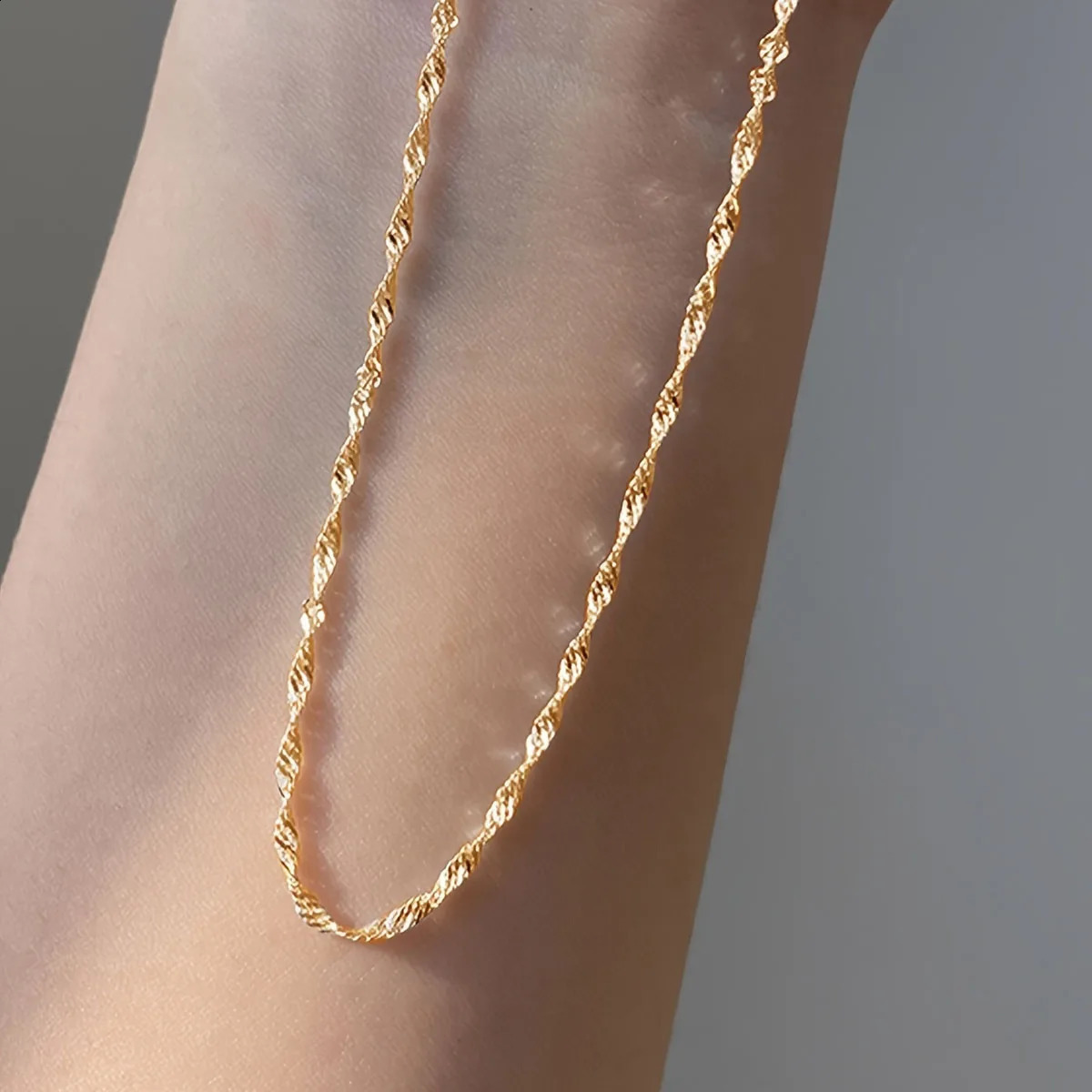 Exquisite goldplated stainless steel thin chain necklace suitable for women simple style Kravik chain womens jewelry 250318
