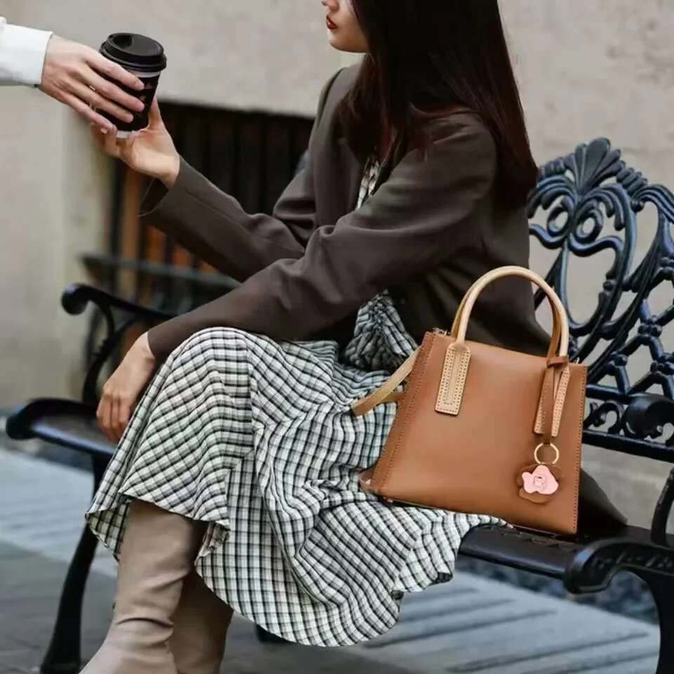2025 New Fashion Designer High Quality Leather Diagonal Shoulder Bag Women's Large Capacity Handbag