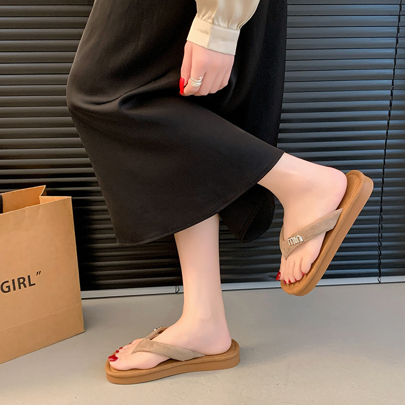 Summer 2025 Women's Slippers For Outdoor Wear Designer's New Sandal Korean Style Multifunctional Flip Flops Clip On Beach Shoes Women's