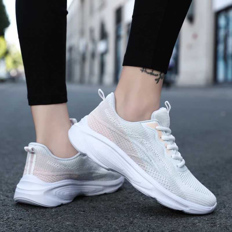 Flying knife low top fashionable womens shoes breathable and lightweight sports shoes college style student non slip soft soled running shoesW250320