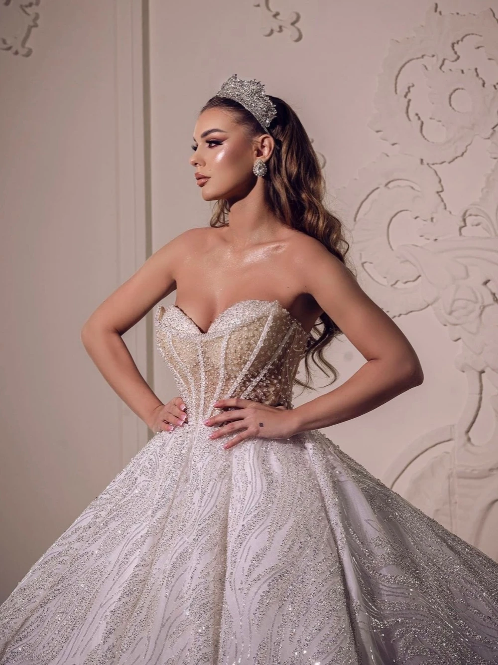 Designer Women Wedding Sweetheart Neck Sleeveless Backless Bridal Gowns Sequins Sweep Train Dress Custom Made