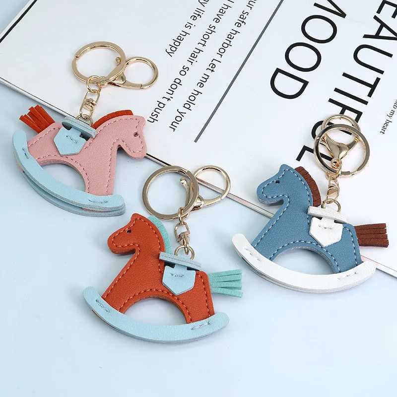 2024 Fashion Designer PU Leather Shake Horse Keychain Pony Pendant Decoration Womens Bag Keychain Charm AccessoriesXJ250319