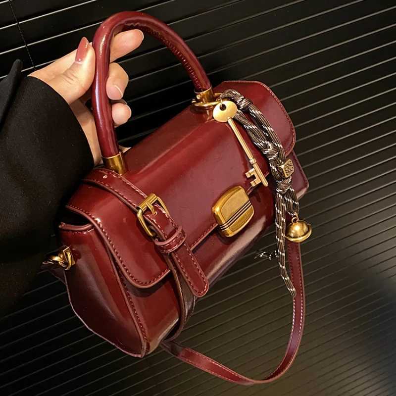 Korean high-end retro handbag womens 2025 new autumn and winter retro cross body bag fashionable handheld small square bag Y250319