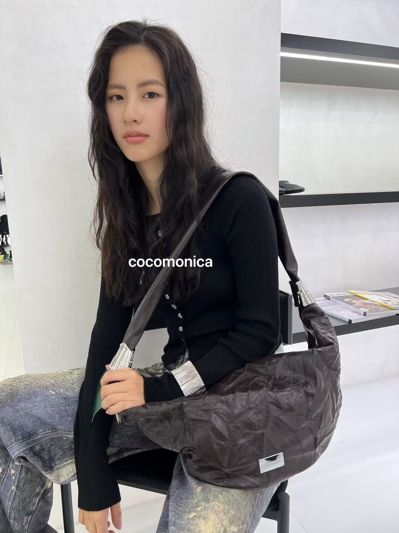 Design Sense: Wrinkled Soft Leather Crescent Shaped Armpit Hand-Held Single Shoulder Crossbody Women's Bag, Fashionable And Versatile, Cool Waist