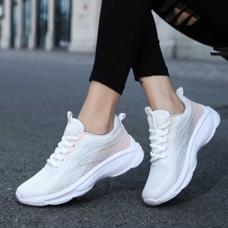 Flying knife low top fashionable womens shoes breathable and lightweight sports shoes college style student non slip soft soled running shoesW250320