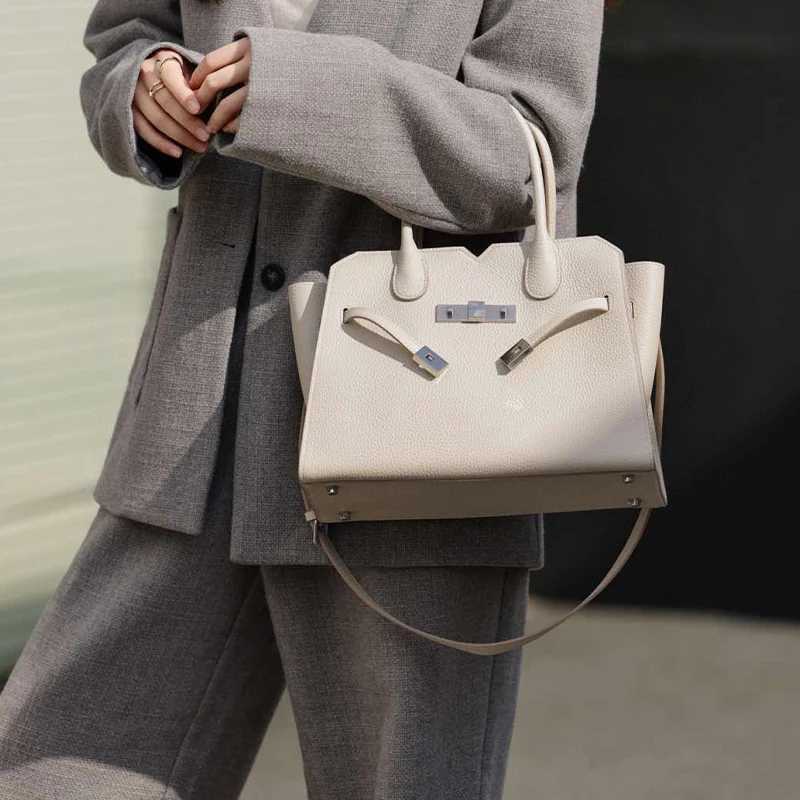 Leisure large capacity trapezoidal handbag high-quality full grain cow leather womens handbag travel commuting shoulder bag Y250319