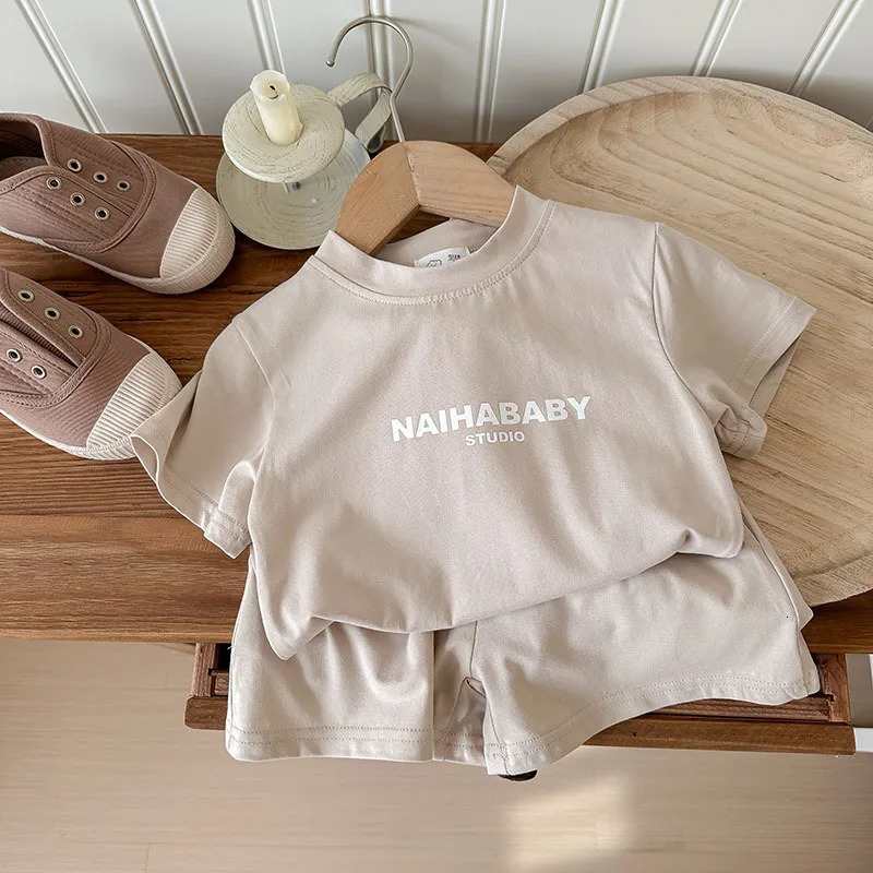Summer baby girl sportswear set solid color letter printed Tshirtshorts 2PCS suitable for 210 year old boys casual wear 250319