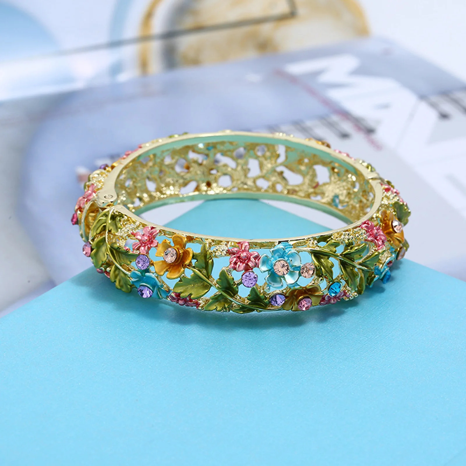 Woman Ethnic Style Bangle Hypo-allergenic Elegant Flower Charm Jewelry for Ladies and Mother Decoration 250320
