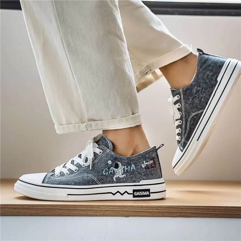 2025 New Outdoor Graffiti Low cut Canvas Sports Designer Fashion and Leisure Student Board Shoes