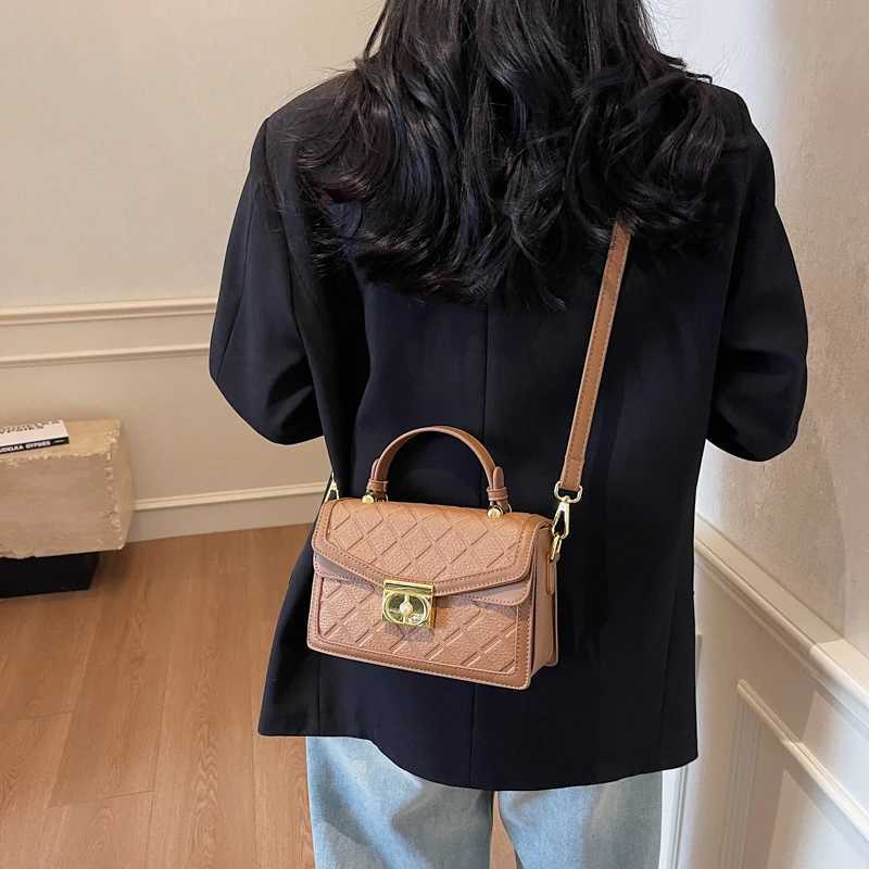 Elegant and short cross body bag - vintage textured leather shopper high-end minimalist Parisian fashion style Y250319