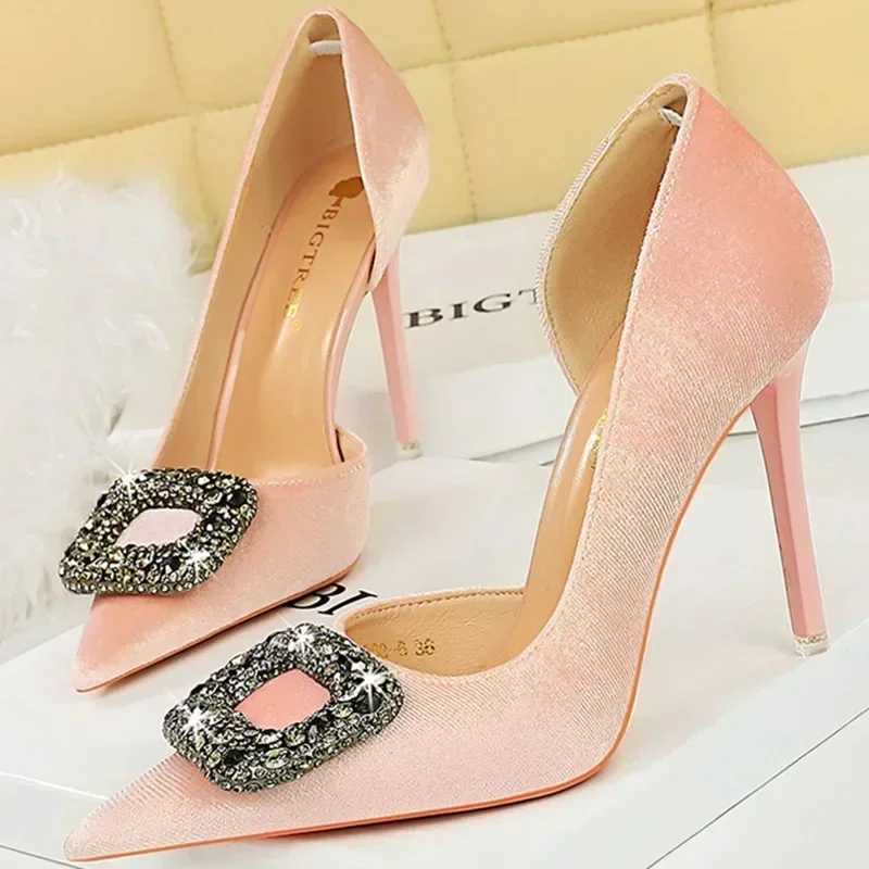 Wen 10.5cm Ultra High H-Point Upper Hollow Working Pump Metal Crystal Buckle Veet Stiletto Fi Sneaker Y250319