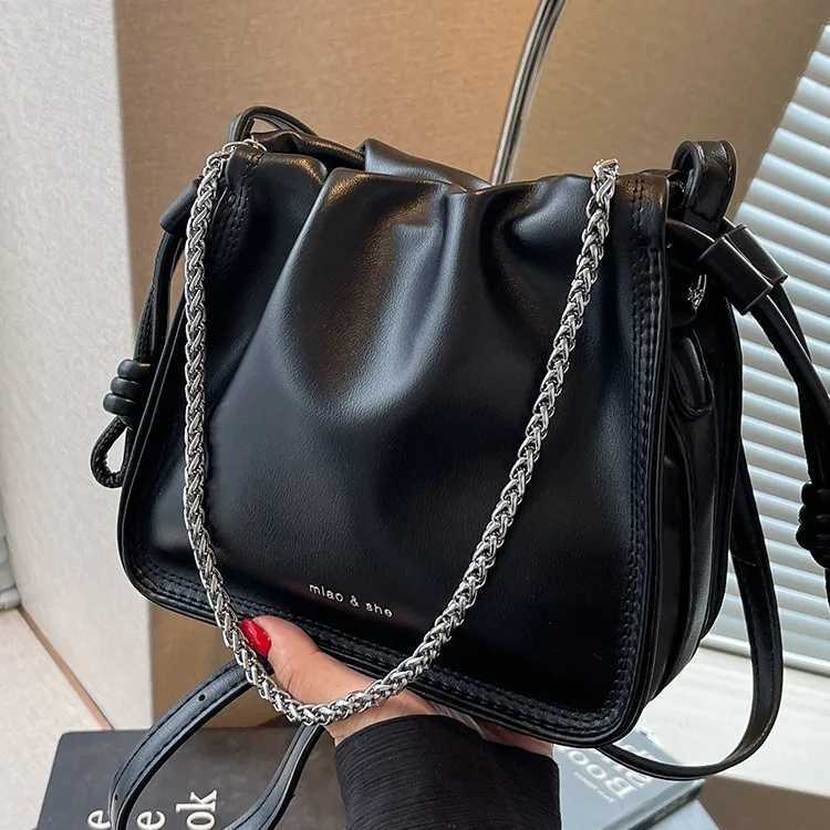 New 2024 fashionable high-end pleated shoulder bag designed for women Versatile Crossbody bag Y250319