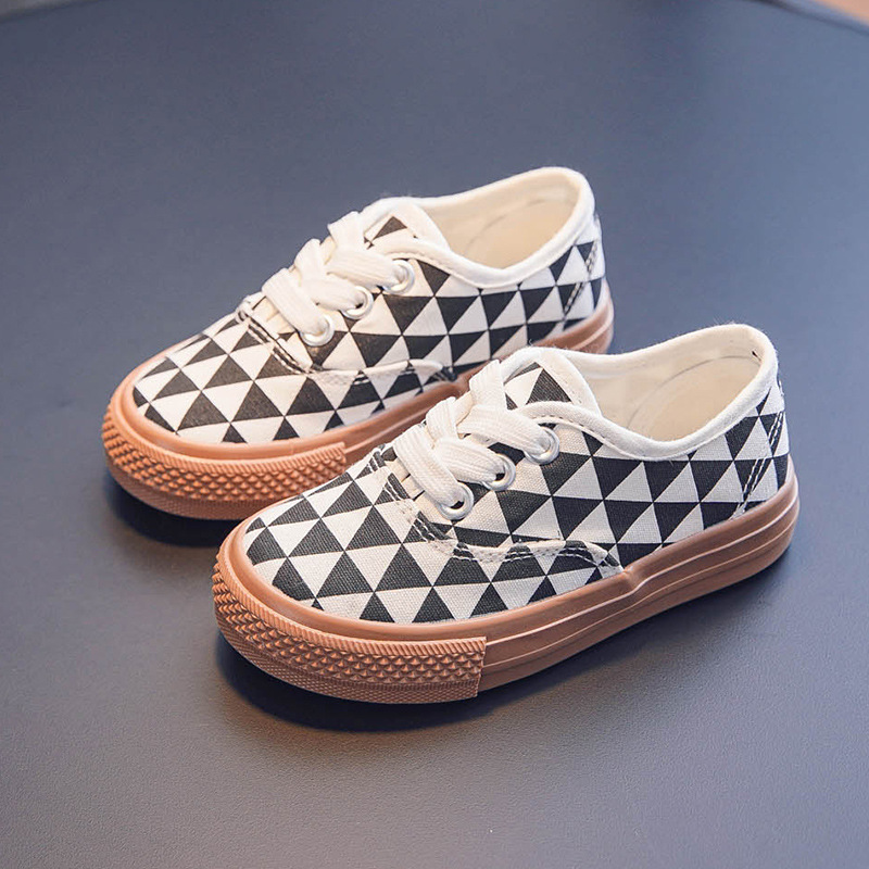 Children's canvas shoes, sneakers and small white shoes for boys and girls Kindergarten indoor shoes with magic tape and slip-on design White sho