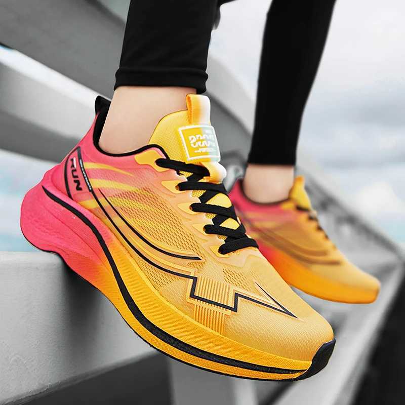 Mens Shoes Summer New Flying Woven Mesh Sports Shoes Breathable Lightweight Running Shoes Shock Absorption All-Match Fashion RuW250320
