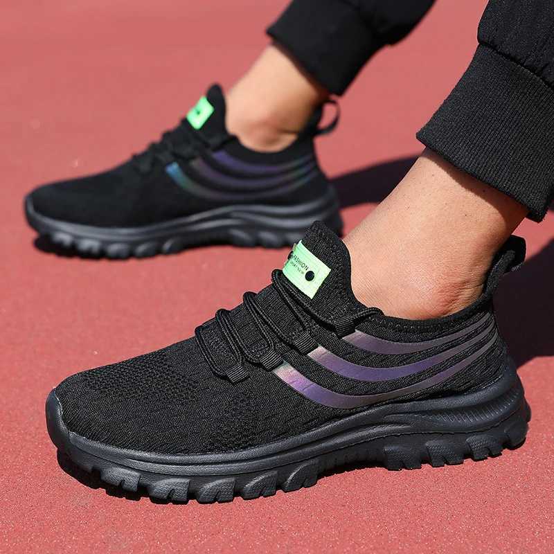 Casual sports shoes for men summer platform fashionable jogging sports shoes grid outdoor running odor proof lightweight training shoesW250320