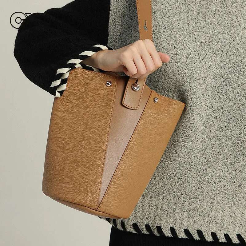 2024 Women's Bucket Large Capacity Vegetable Basket Simple Commuting Soft Cowhide Shoulder Crossbody Bag