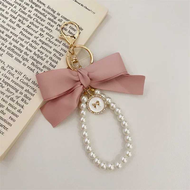 Retro artificial pearl chain keychain cute heart-shaped bow for women charming handbag wallet decoration car keyring headphone box accessoriesXJ250319