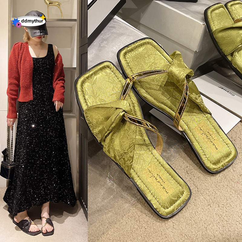 Chinese flat bottomed sandals women in the summer of 2024, new style for external wear anti slip square head cross over 100 pairs, paired with a skirt
