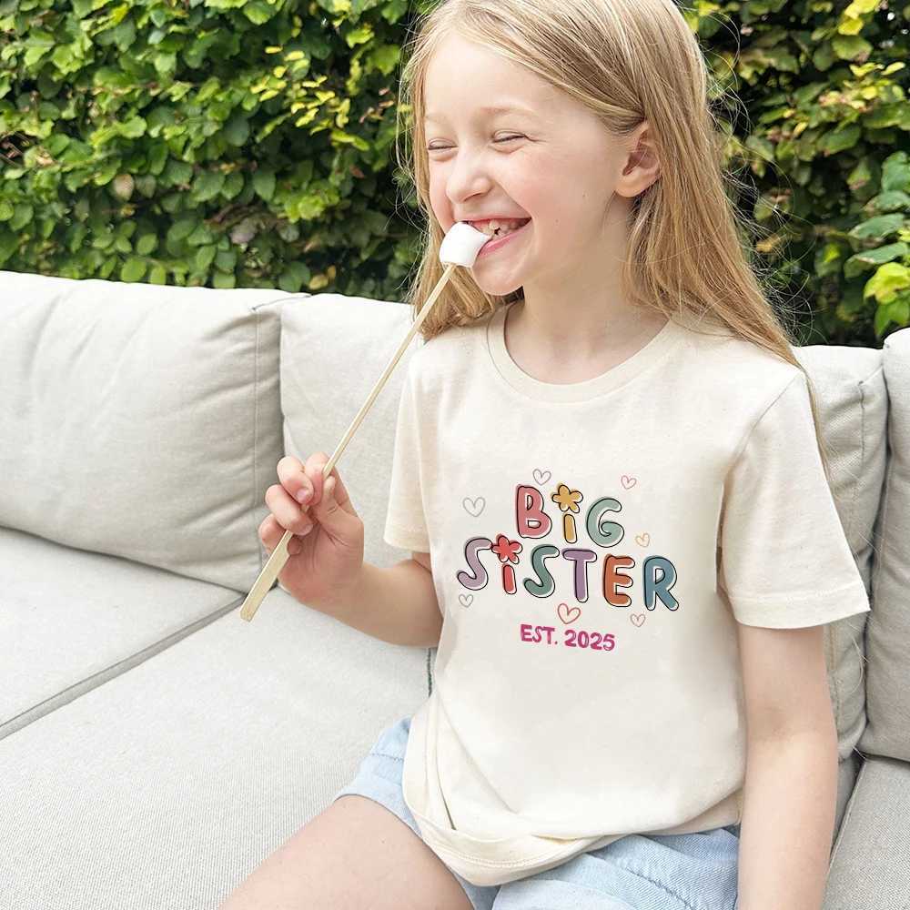 Big Sister 2025 Printed Retro Childrens T-shirt Pregnancy Announcement T-shirt Casual Fashion Short Sleeve Childrens T-shirt Summer ClothingT250320