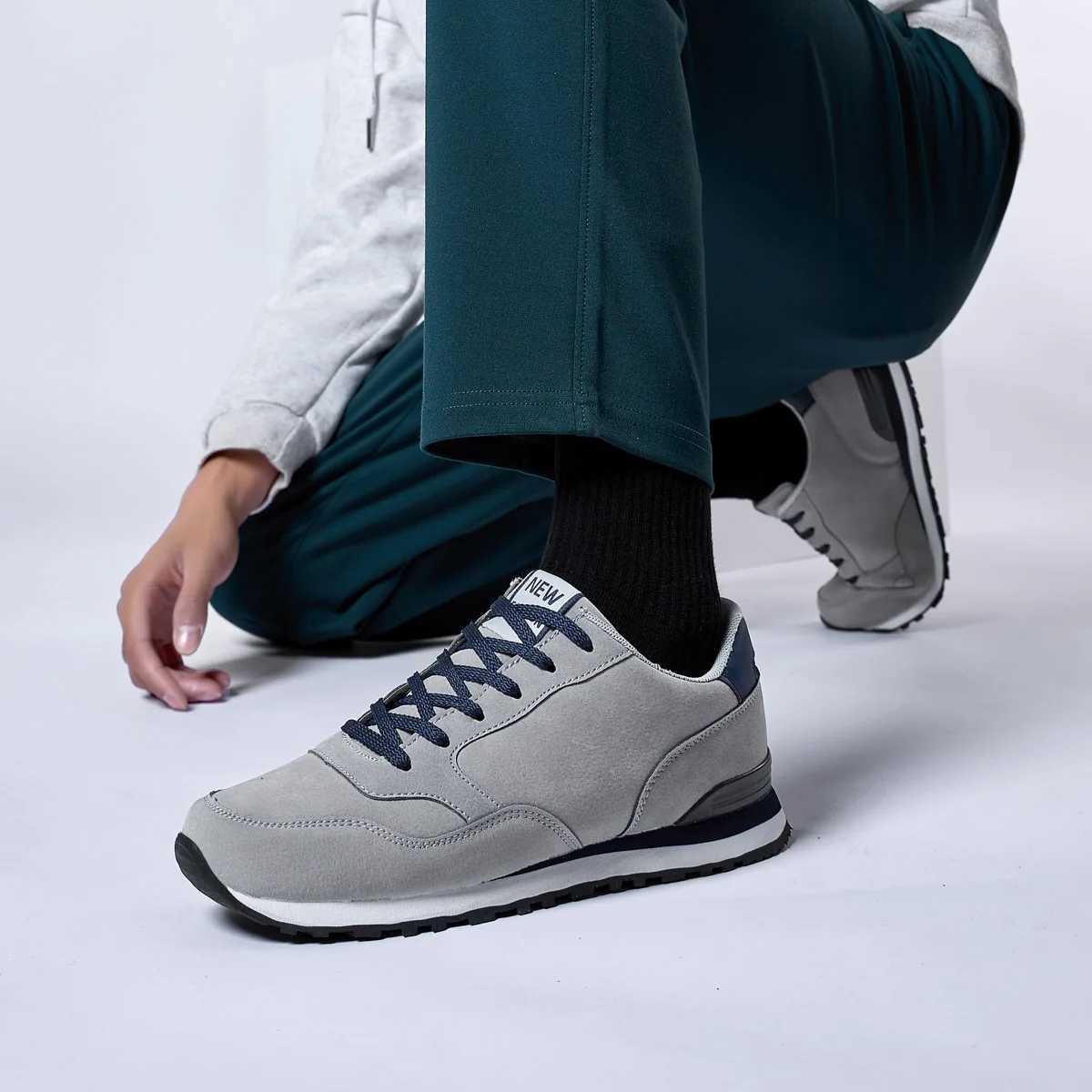 2024 new couple sports shoes lightweight mens running shoes ible Wen walking shoes anti slip lace tennis shoes large-sized apartment Y250320