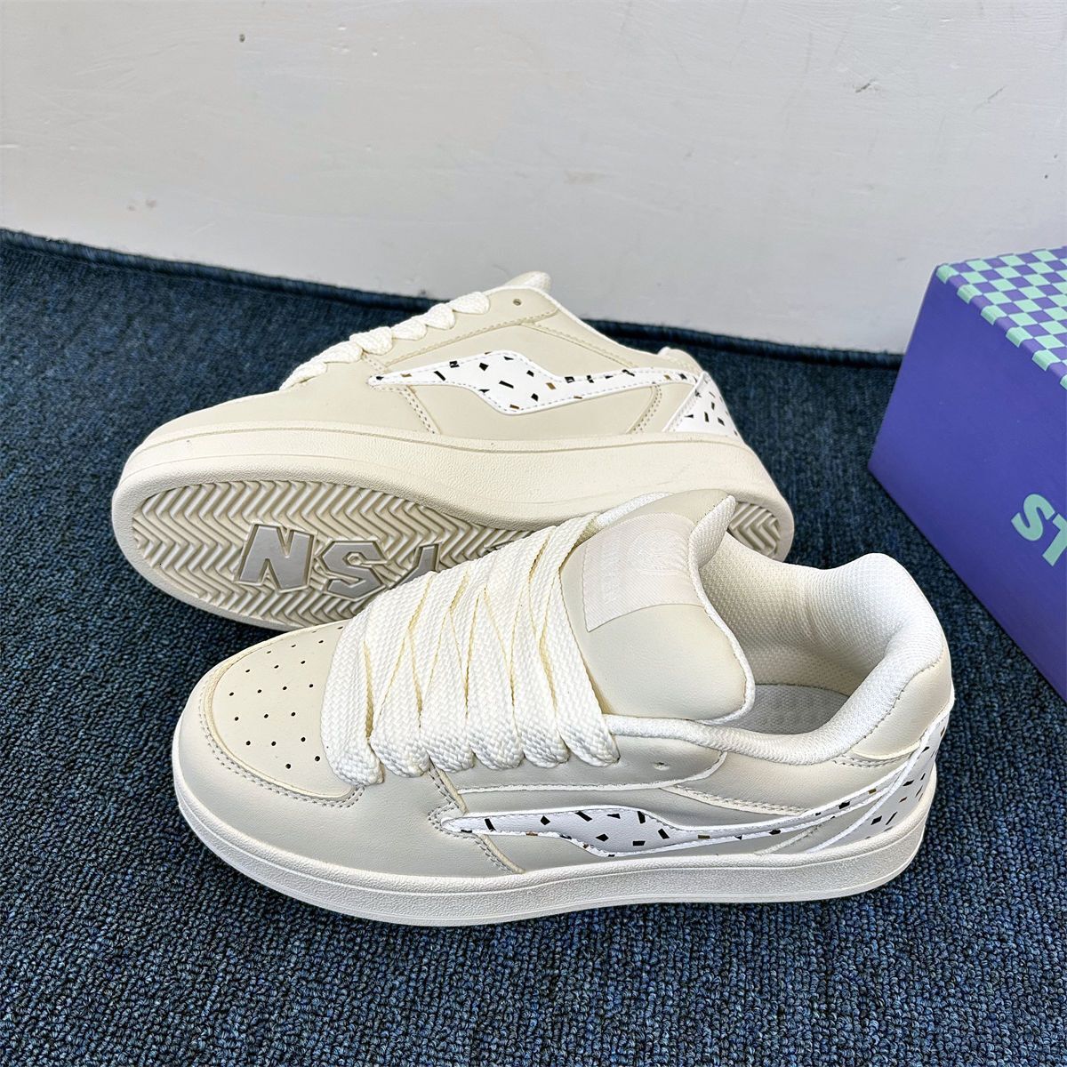 2025 new Korean version thick soled cream board designed for female students with multifunctional casual white shoes, fashionable bread shoes by desig