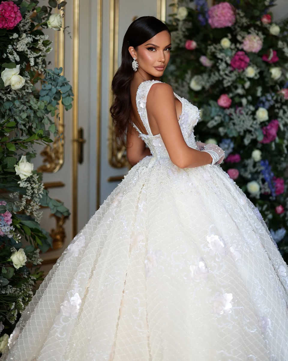 Classic Women Wedding Sweetheart Neck Sleeveless Bridal Gowns Appliques Pearls Sweep Train Dress Custom Made