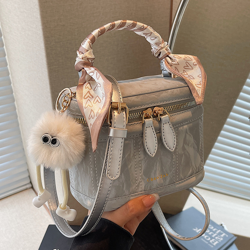 2025 Designer shipping designer free 3 Shoulder Bags for woman Casual Fashion vintage Tassel Ribbons bucket