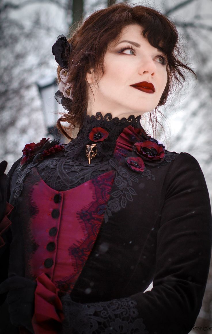 Vintage Victorian Bustle Wedding Dresses Black And Burgundy Gothic Bridal Gowns High Neck Long Sleeves Corset Ball Gown Medieval Costume