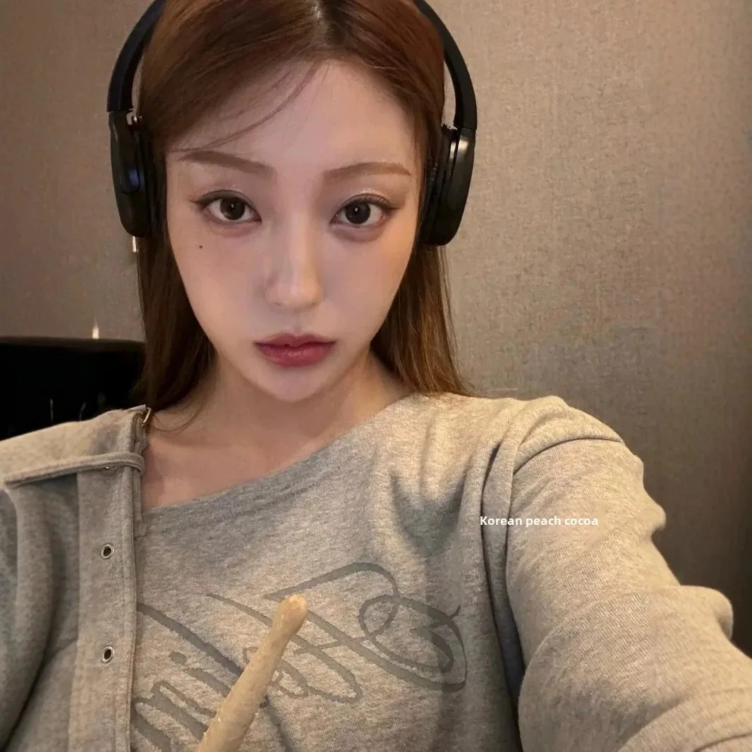 Korean Early Spring Spicy Harajuku Print Asymmetric Shoulder Banded Sweatshirt Womens Top Half Open Collar China Origi 250320