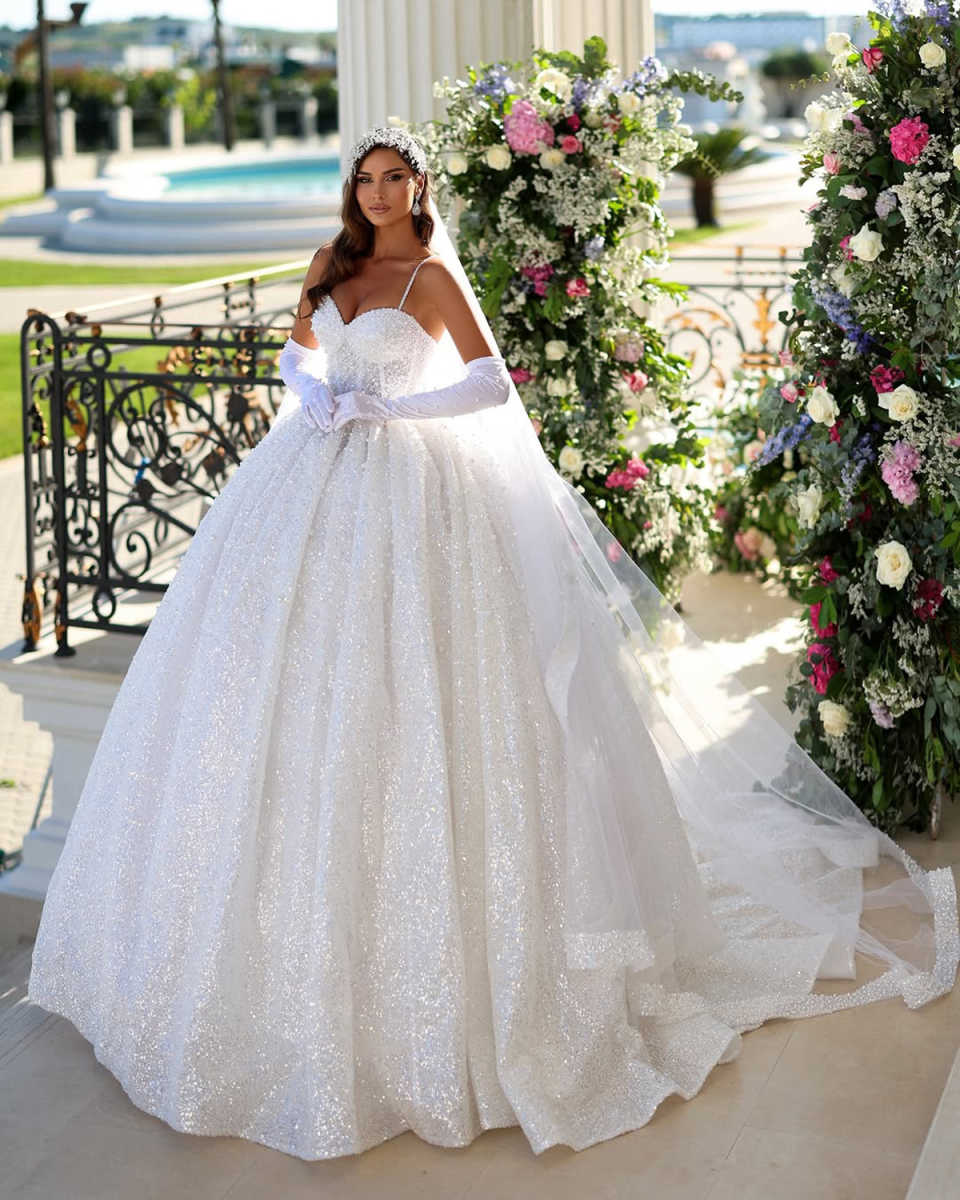 Women Wedding Sweetheart Neck Spaghetti Strap Sleeveless Bridal Gowns Sequins Pearls Sweep Train Dress Custom Made