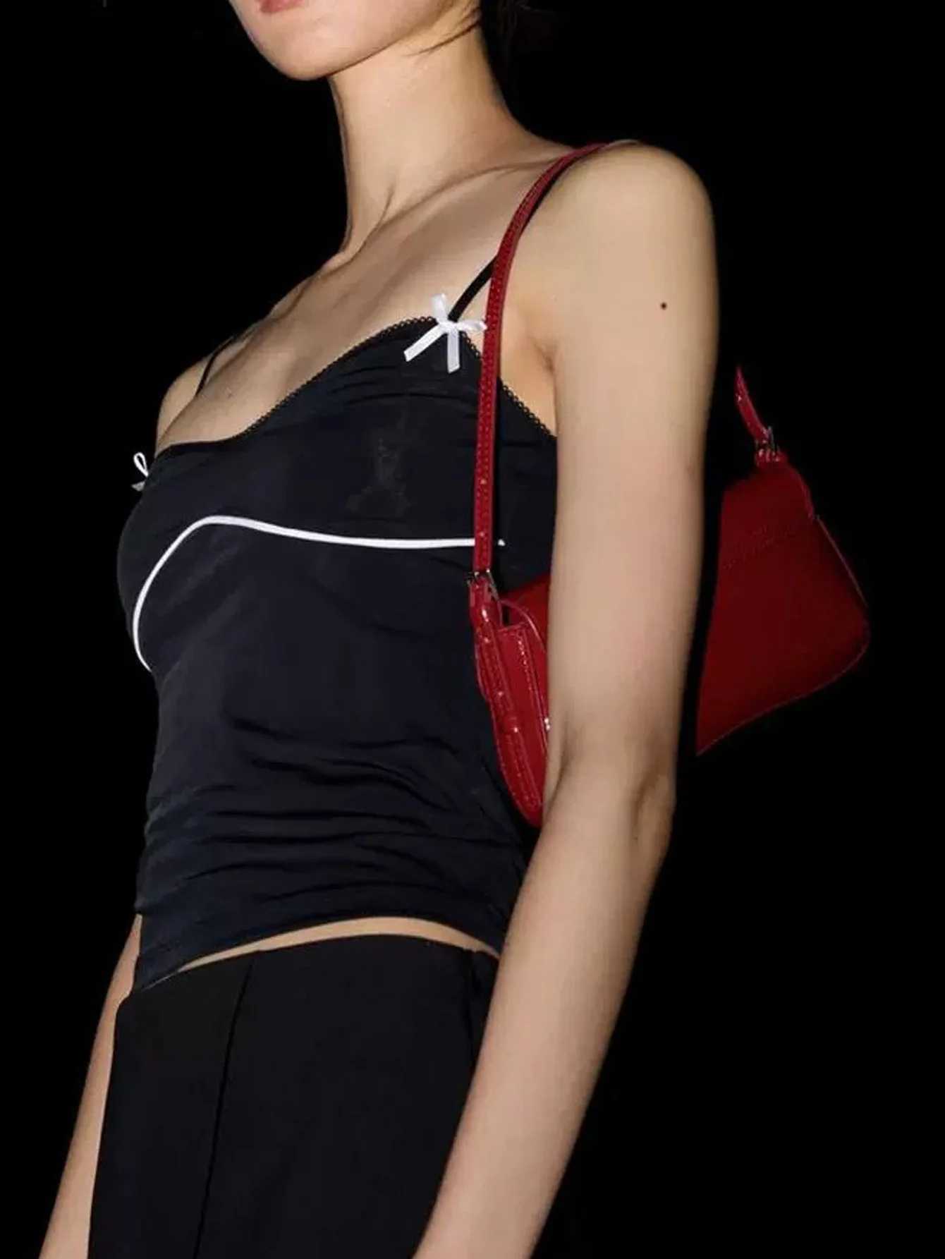 Red Stick Underwear Bag 2024 Autumn New Product Fashionable Simple Commuter Flip Back Retro Shoulder Bag Y250319