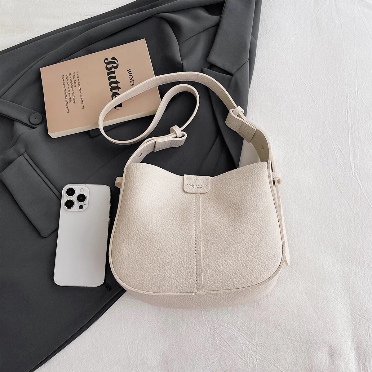 Womens minimalist shoulder bag large capacity PU leather magnetic cross body used for daily commutingshopping 250320