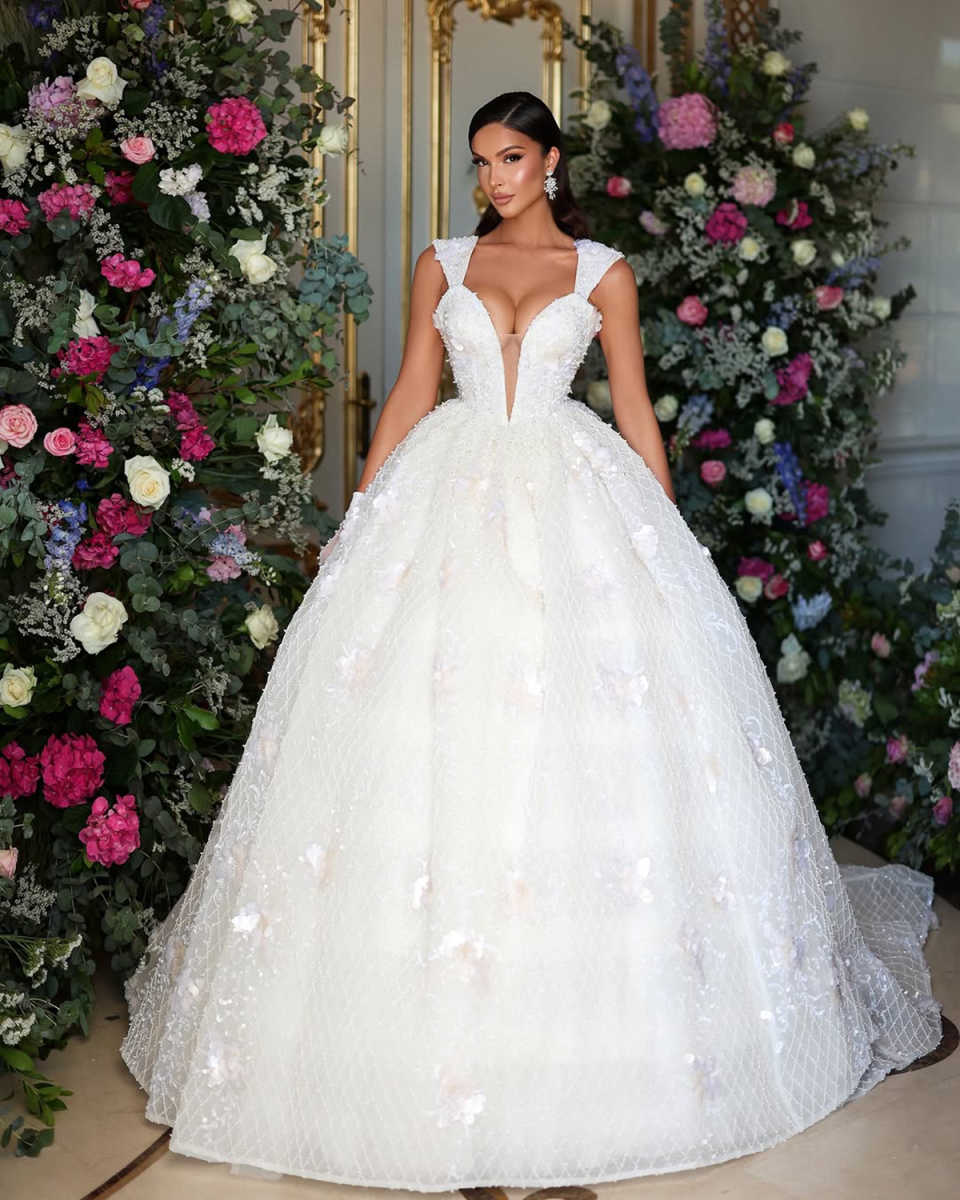 Classic Women Wedding Sweetheart Neck Sleeveless Bridal Gowns Appliques Pearls Sweep Train Dress Custom Made