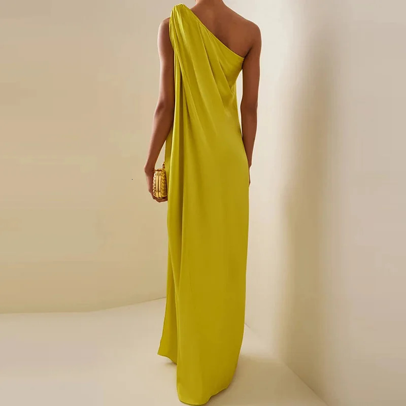Simple and elegant solid color one shoulder party dress for women fashionable high seam cocktail long folding robe 250317