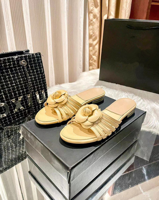 Women Slide Flats Thick Bottom Flip Flops Luxury Camellia Flowers Embroidered Metal Letters Rubber Leather Slipper Summer Beach Shoes