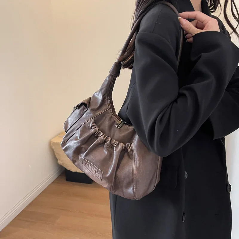 Retro chic spicy girl lingerie bag womens shoulder pleated garbage zipper closure artificial leather L 250320