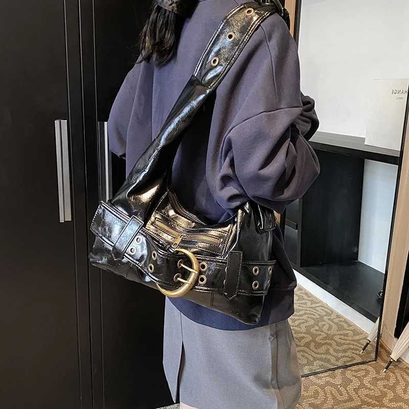 MOODS Womens Double Belt Lower Arm Shoulder Bag Heart shaped Decoration Large Capacity Commuter Square Bag 2024 Luxury Designer Handbag Y250320