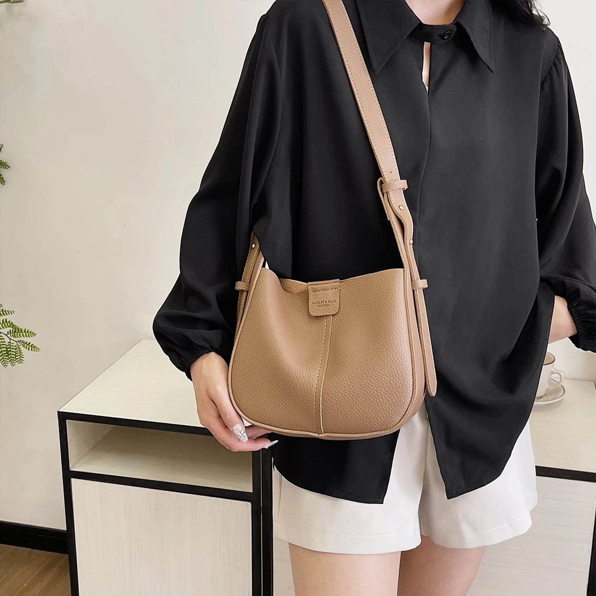 Womens minimalist shoulder bag large capacity PU leather magnetic cross body used for daily commutingshopping 250320