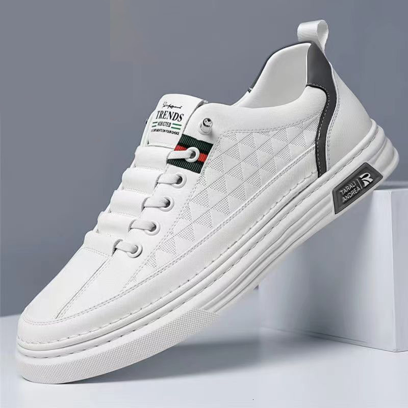 2025 Designer fashionable casual shoes Men's new leather shoes, casual board shoes, white shoes, no tying shoelaces, one foot peda