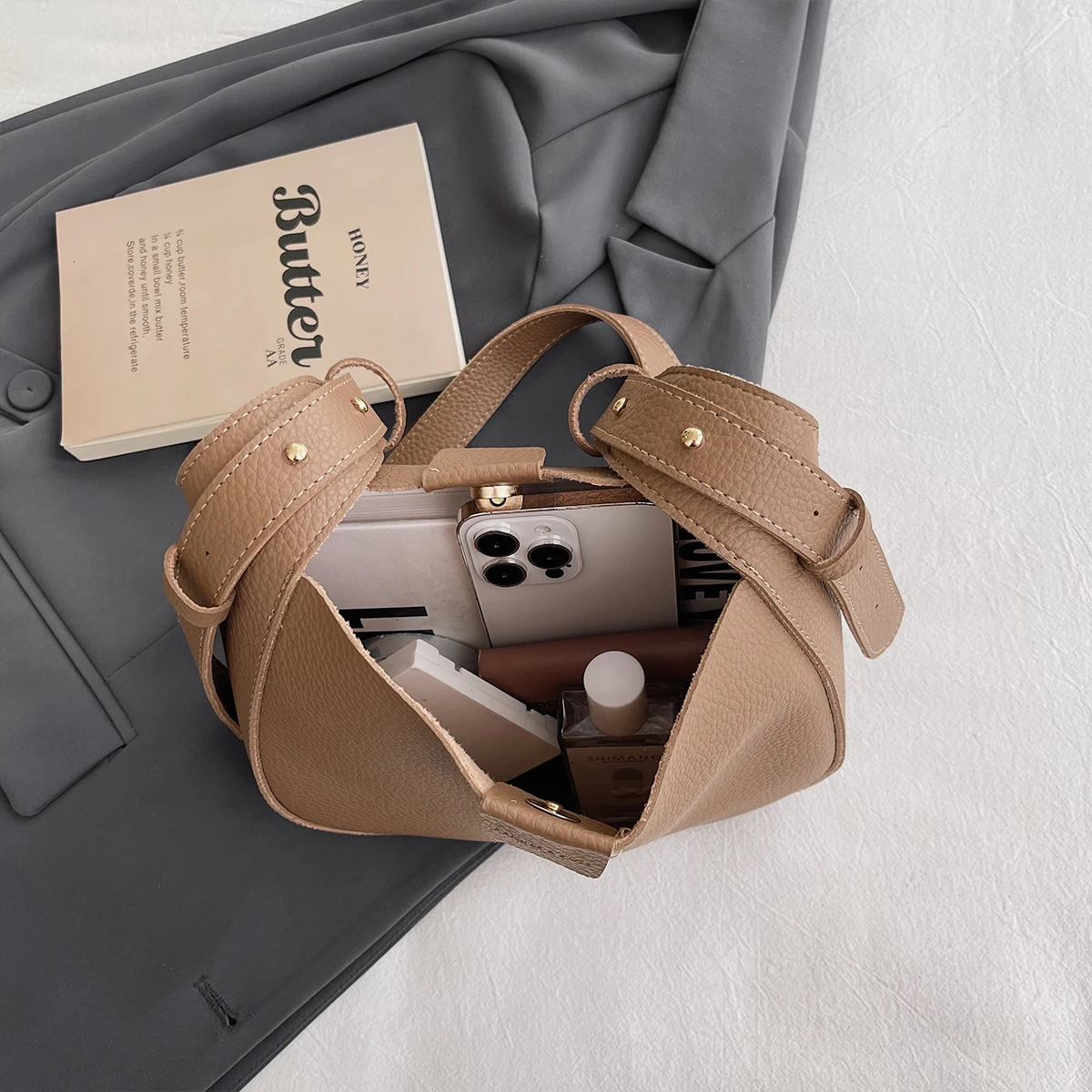 Womens minimalist shoulder bag large capacity PU leather magnetic cross body used for daily commutingshopping 250320