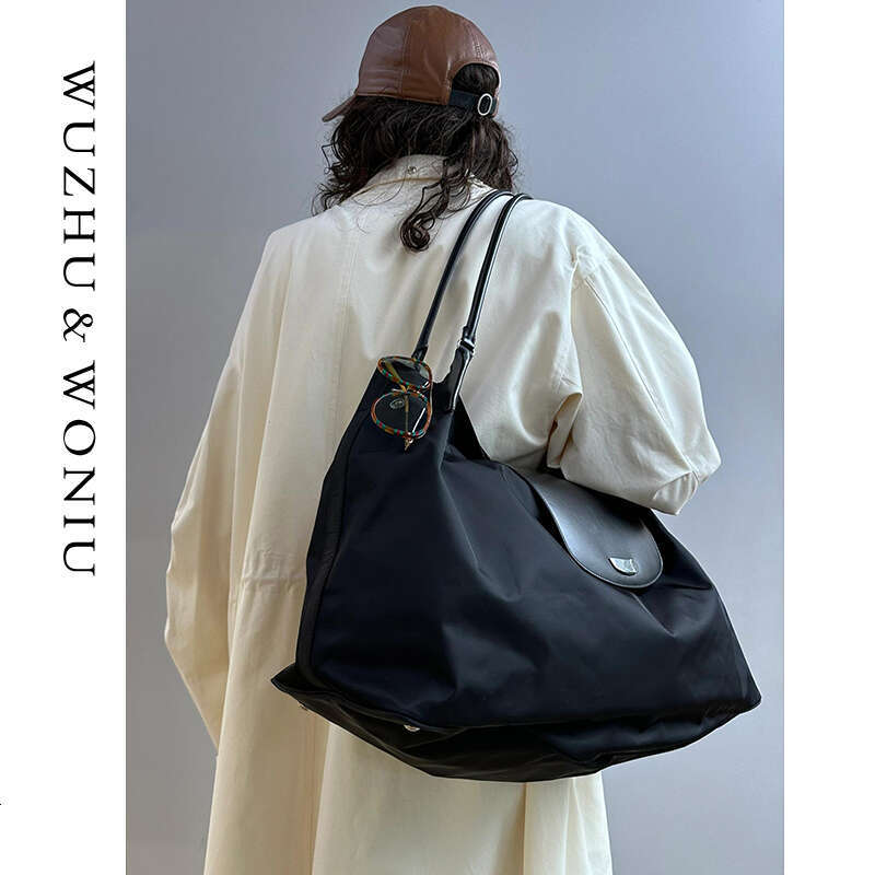 Women's Bags Small niche design unisex oversized nylon shoulder tote bag, new versatile and lightweight sports bag